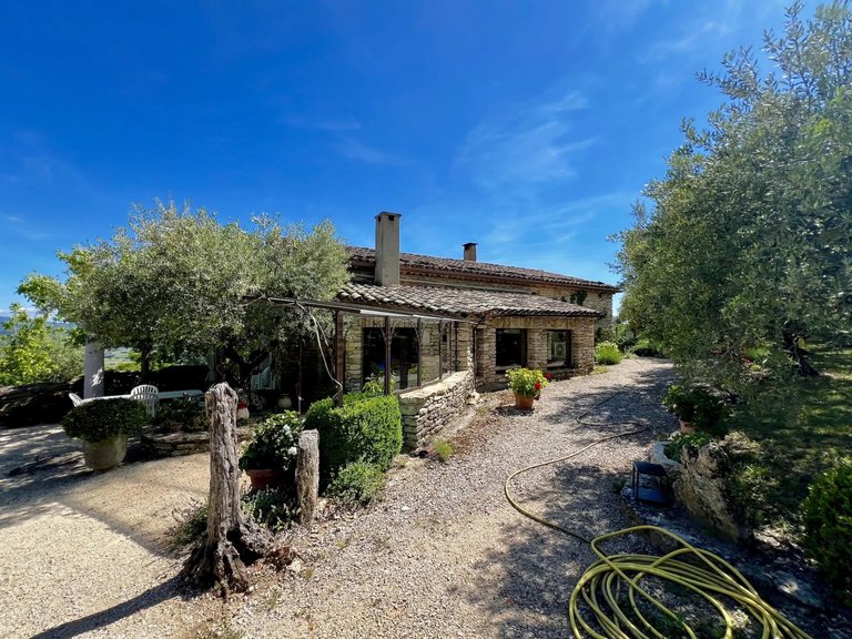 Villa for Sale in Gordes, The Luberon / Vaucluse 9