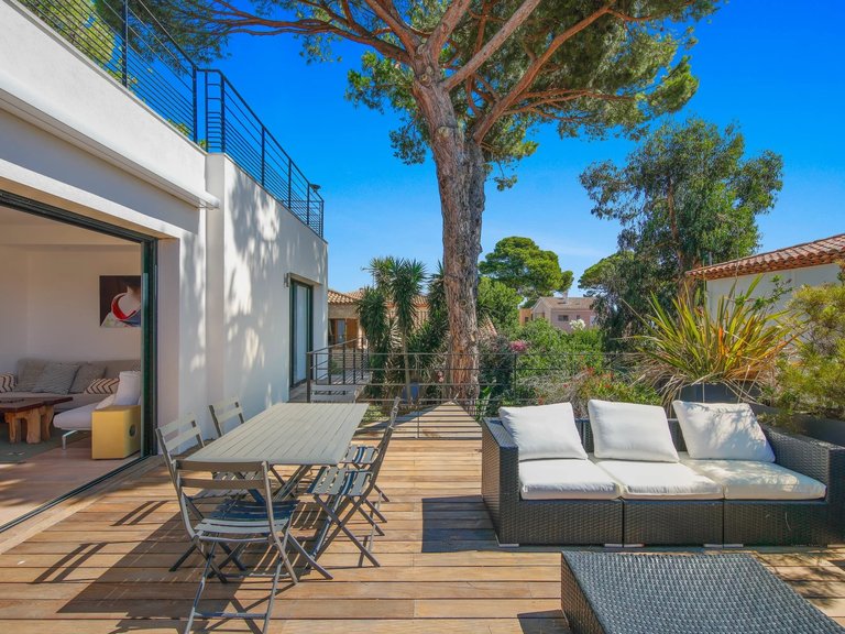 Villa for Sale in Hyeres, Provence Coast (cassis To Cavalaire) 2