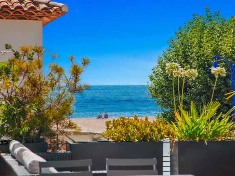 Villa for Sale in Hyeres, Provence Coast (cassis To Cavalaire) 3