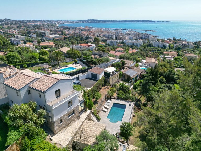 Villa for Sale in Le Golfe Juan, Antibes Area 1