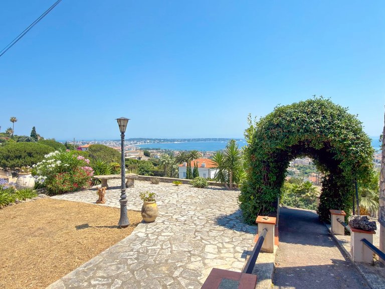 Villa for Sale in Le Golfe Juan, Antibes Area 13