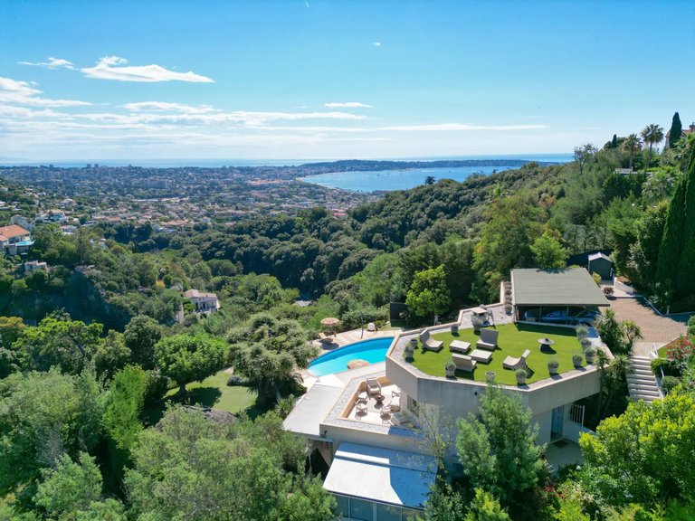 Villa for Sale in Le Golfe Juan, Antibes Area 1