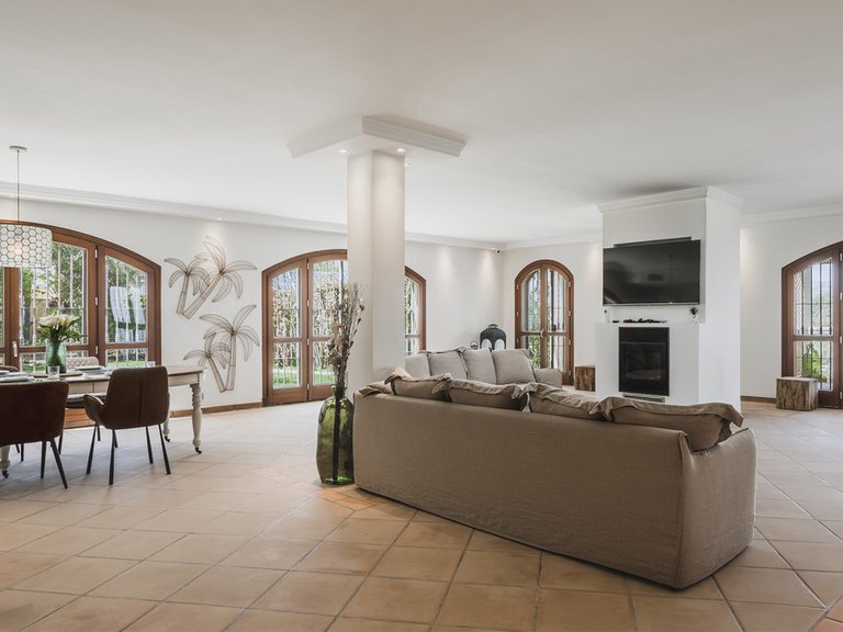 Villa for Sale in Estepona, Marbella Area 4