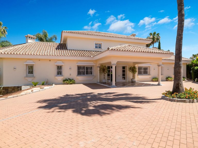 Villa for Sale in Nueva Andalucia, Marbella Area 1