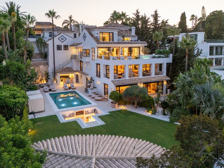 Villa for Sale in Nueva Andalucía, Marbella Area 1