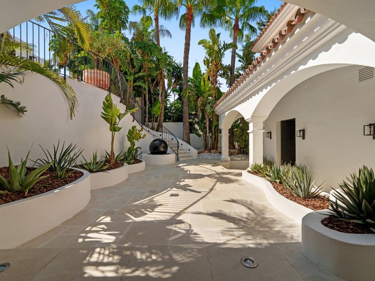 Villa for Sale in Nueva Andalucía, Marbella Area 16