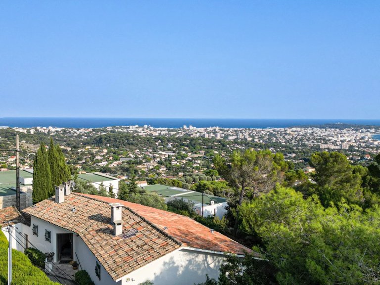 Villa for Sale in Le Golfe Juan, Antibes Area 9