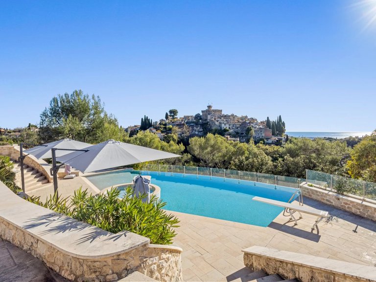 Villa for Sale in Cagnes Sur Mer, Antibes Area 1
