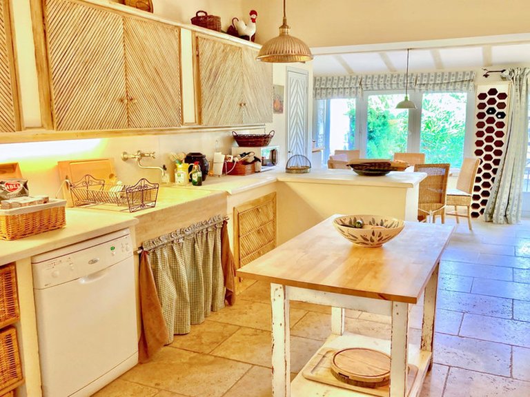 Villa for Sale in Oppede, The Luberon / Vaucluse 20