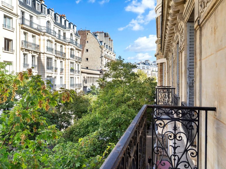 Apartment for Sale in 16th (trocadéro - Etoile - Passy), Golden Triangle - Trocadéro (8th - 16th) 1