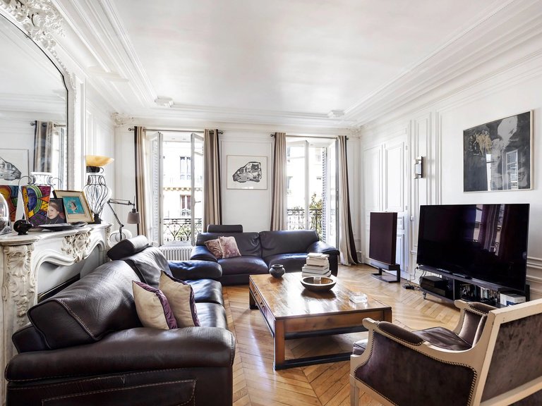 Apartment for Sale in 16th (trocadéro - Etoile - Passy), Golden Triangle - Trocadéro (8th - 16th) 2