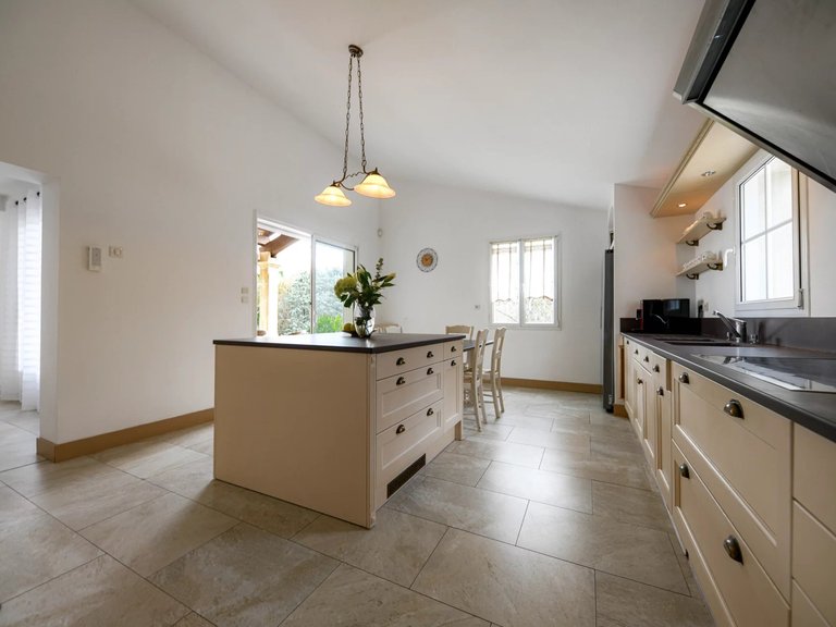 Villa for Sale in Uzes, Uzes Area 13