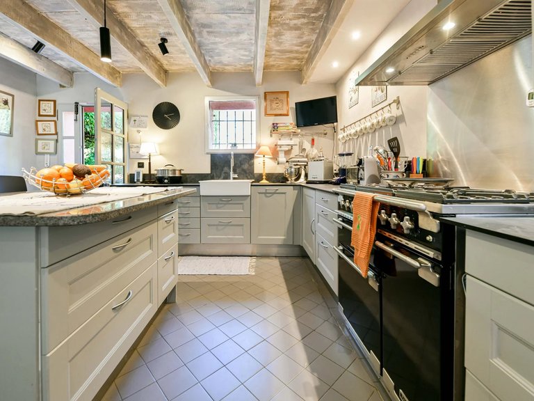 Villa for Sale in Uzes, Uzes Area 15