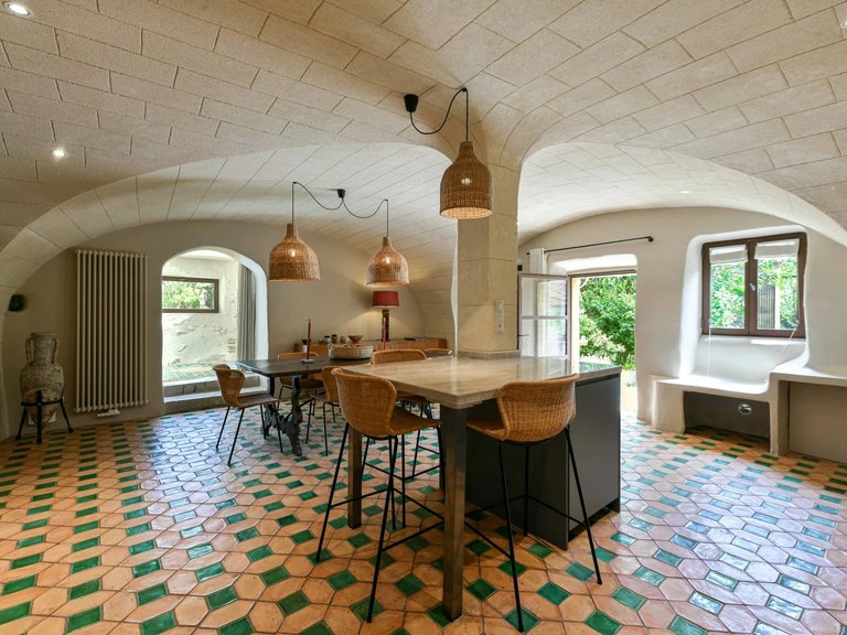 Castle/estate for Sale in Uzes, Uzes Area 9