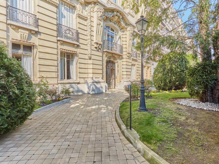 Apartment for Sale in 16th (trocadéro - Etoile - Passy), Golden Triangle - Trocadéro (8th - 16th) 16