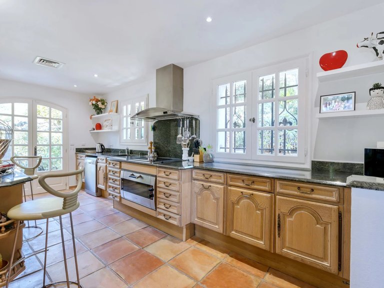 Villa for Sale in La Croix Valmer, St. Tropez, Grimaud Area 9