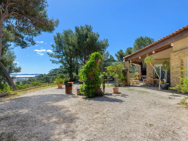 Villa for Sale in Hyeres, Provence Coast (cassis To Cavalaire) 1