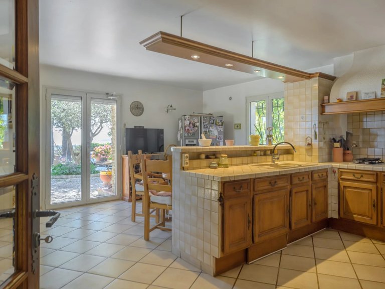 Villa for Sale in Hyeres, Provence Coast (cassis To Cavalaire) 10