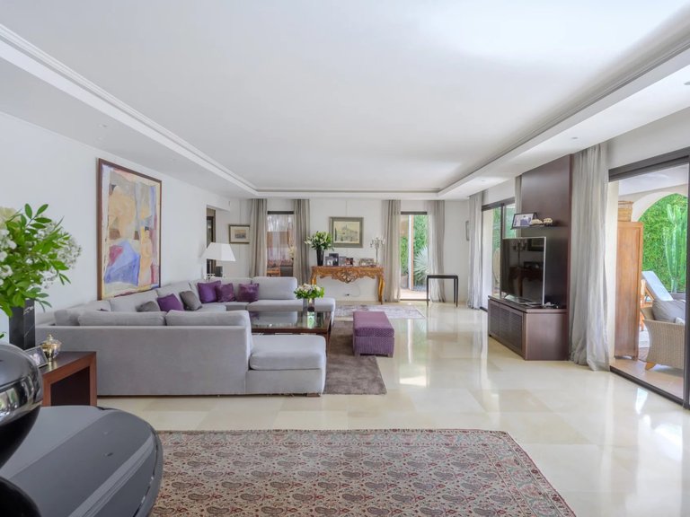 Villa for Sale in Marseille, Marseille & Cote Bleu 17