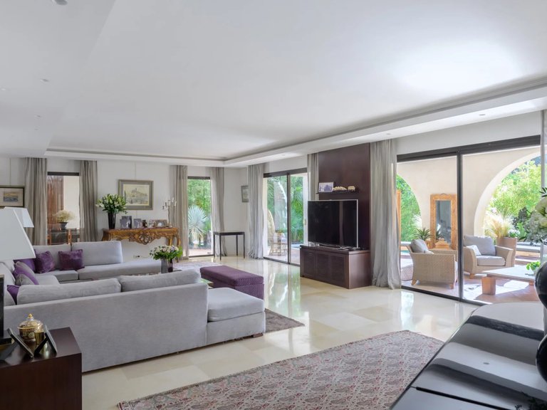 Villa for Sale in Marseille, Marseille & Cote Bleu 19