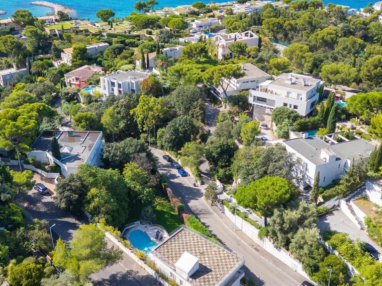 Villa for Sale in Marseille, Marseille & Cote Bleu 15