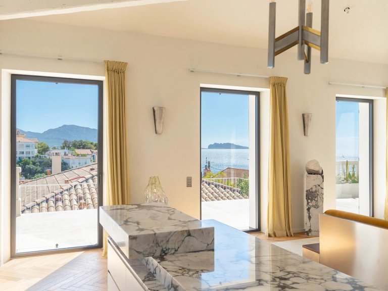 Villa for Sale in Marseille, Marseille & Cote Bleu 2