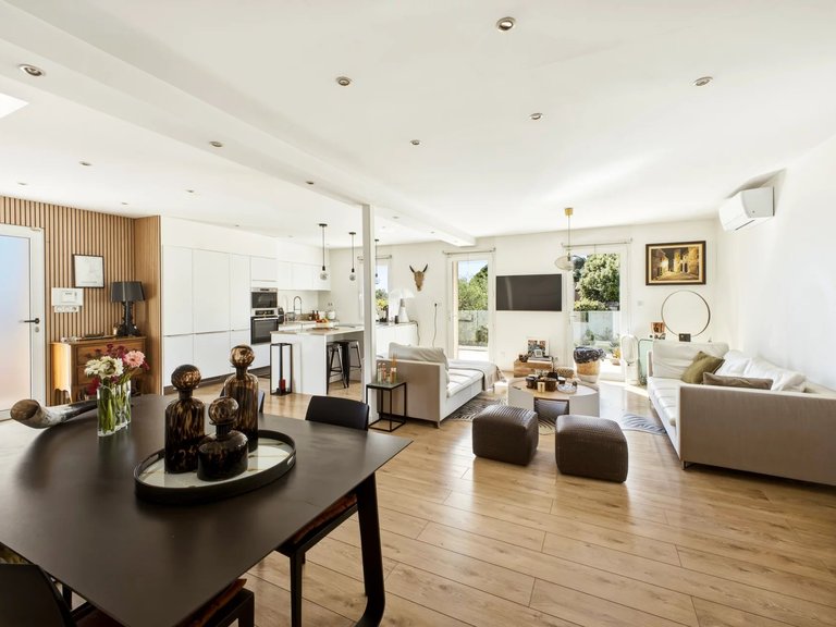 Villa for Sale in Marseille, Marseille & Cote Bleu 6