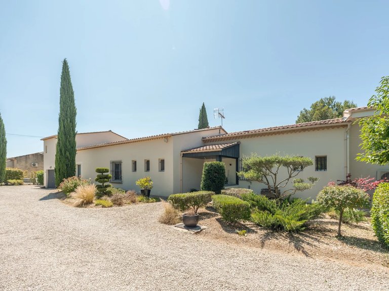 Villa for Sale in Lauris, The Luberon / Vaucluse 1