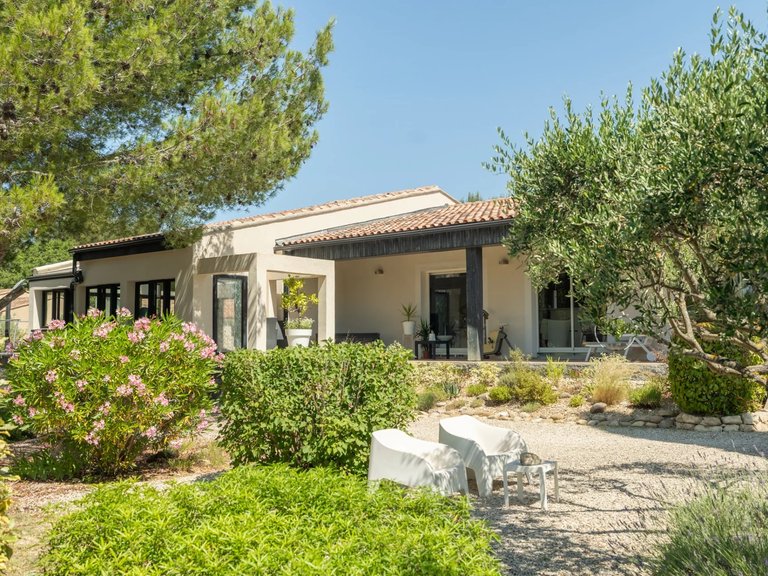 Villa for Sale in Lauris, The Luberon / Vaucluse 2