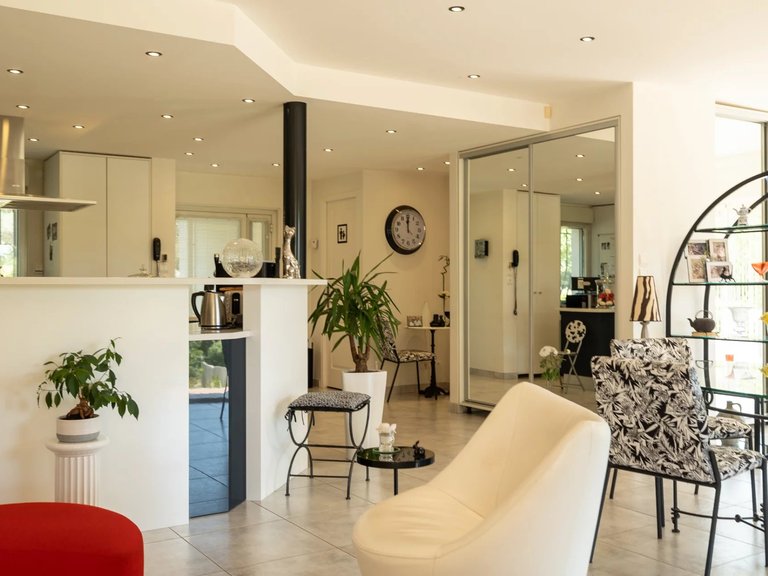 Villa for Sale in Lauris, The Luberon / Vaucluse 5