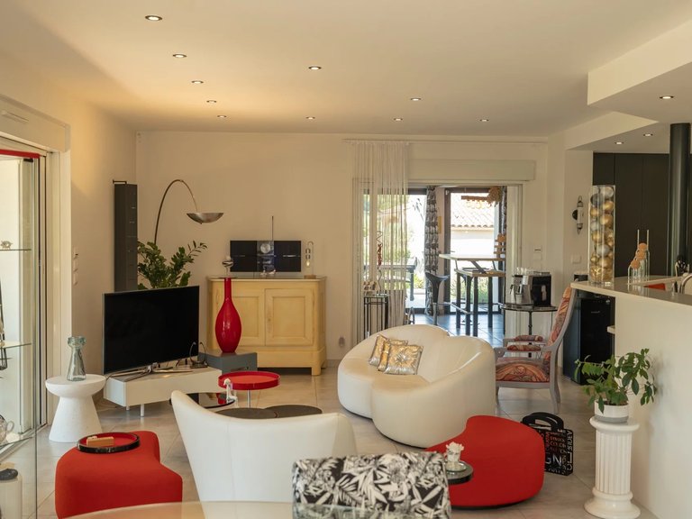Villa for Sale in Lauris, The Luberon / Vaucluse 6