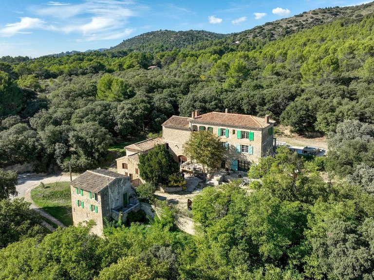 Villa for Sale in Lourmarin, The Luberon / Vaucluse 1