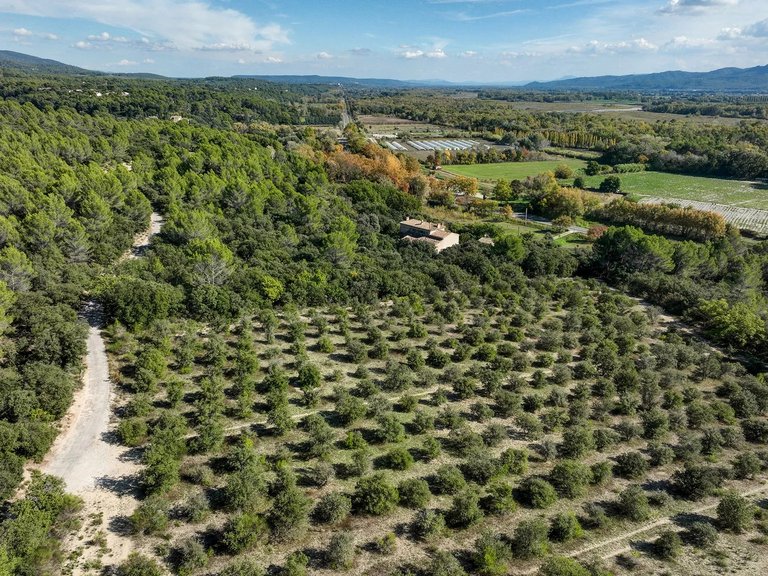 Villa for Sale in Lourmarin, The Luberon / Vaucluse 2