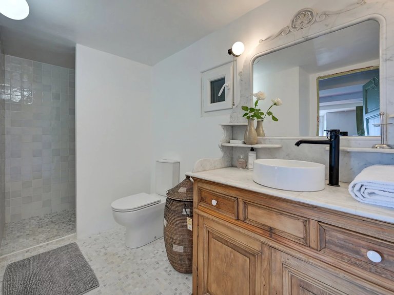 Villa for Sale in Lourmarin, The Luberon / Vaucluse 12