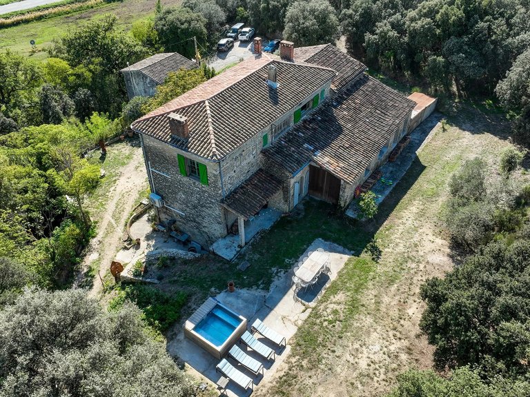 Villa for Sale in Lourmarin, The Luberon / Vaucluse 3