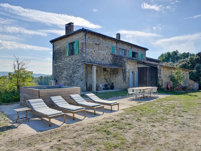 Villa for Sale in Lourmarin, The Luberon / Vaucluse 4