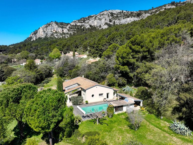 Villa for Sale in Merindol, The Luberon / Vaucluse 1