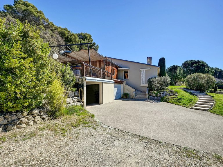 Villa for Sale in Merindol, The Luberon / Vaucluse 2