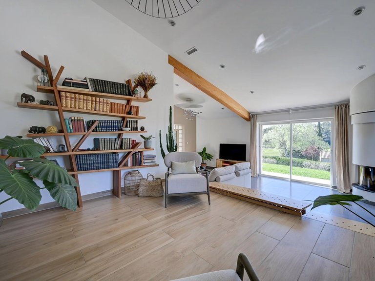 Villa for Sale in Merindol, The Luberon / Vaucluse 11