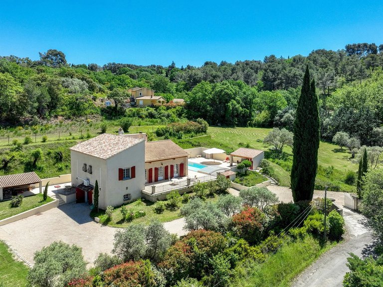 Villa for Sale in Grambois, The Luberon / Vaucluse 2