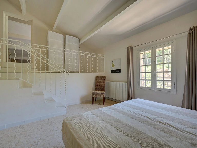 Villa for Sale in Grambois, The Luberon / Vaucluse 8