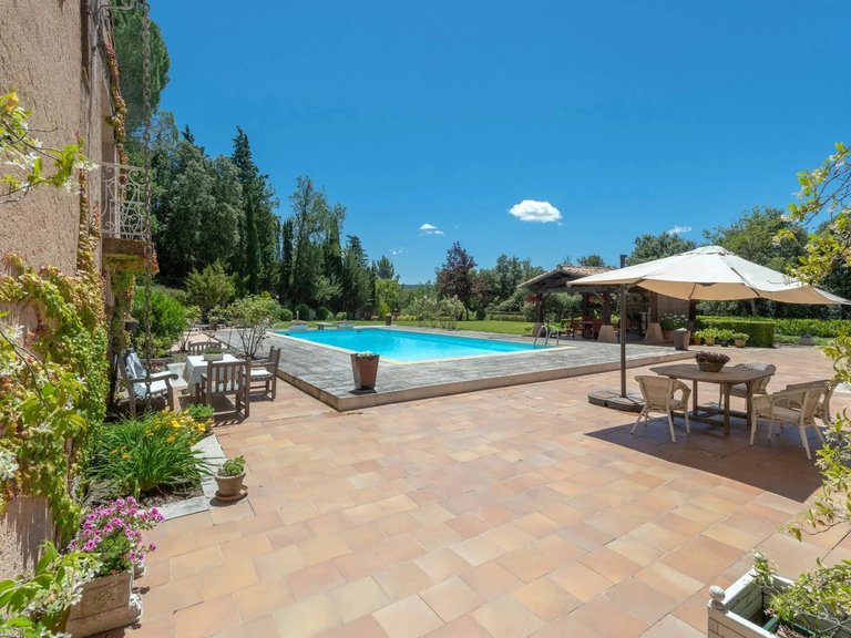 Villa for Sale in Rians, Avignon And North Provence 1