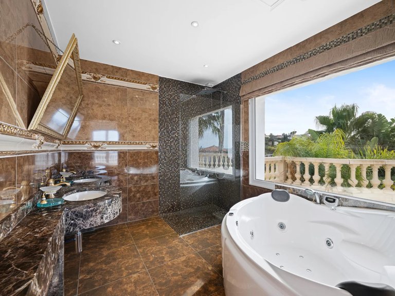 Villa for Sale in Nice, Nice Area 10