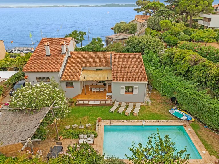 Villa for Sale in Carqueiranne, Provence Coast (cassis To Cavalaire) 1