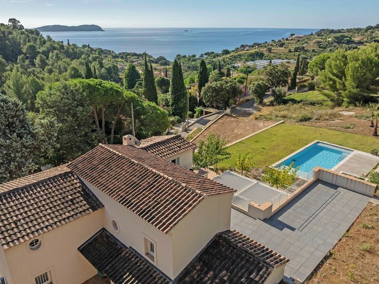 Villa for Sale in Carqueiranne, Provence Coast (cassis To Cavalaire) 1