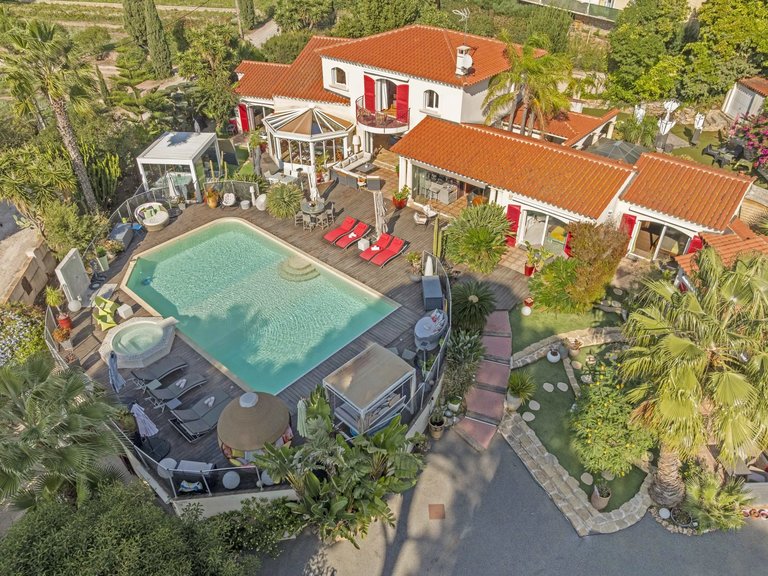Villa for Sale in Carqueiranne, Provence Coast (cassis To Cavalaire) 1