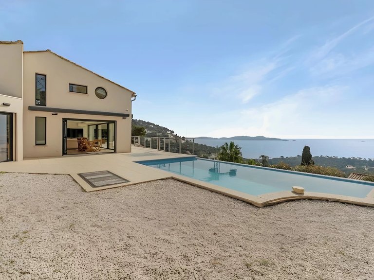 Villa for Sale in Carqueiranne, Provence Coast (cassis To Cavalaire) 1