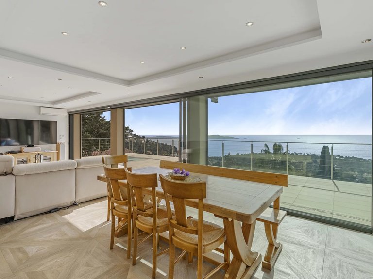 Villa for Sale in Carqueiranne, Provence Coast (cassis To Cavalaire) 4