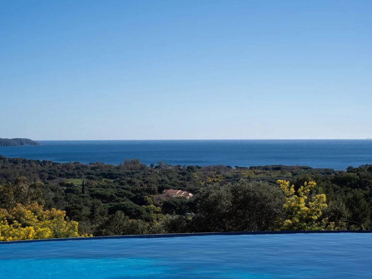 Villa for Sale in Cavalaire Sur Mer, Provence Coast (cassis To Cavalaire) 1