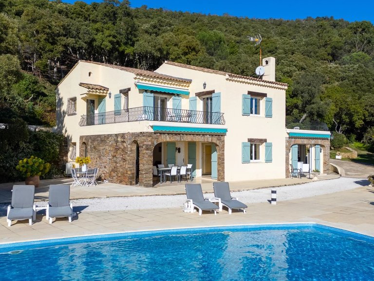 Villa for Sale in Cavalaire Sur Mer, Provence Coast (cassis To Cavalaire) 2